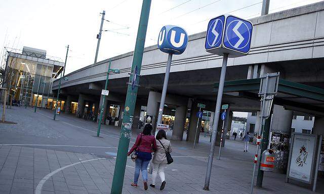 Die Jugendlichen verfolgten die Familie bis auf den Vorplatz der Station Handelskai. Hier soll der 19-Jährige auf den Vater mit einem Messer eingestochen haben.