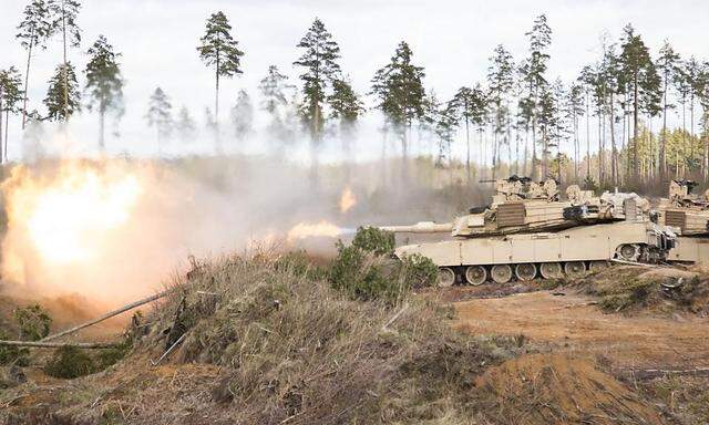 Amerikanische Abrams-Panzer in Estland bei einer Gefechtsübung