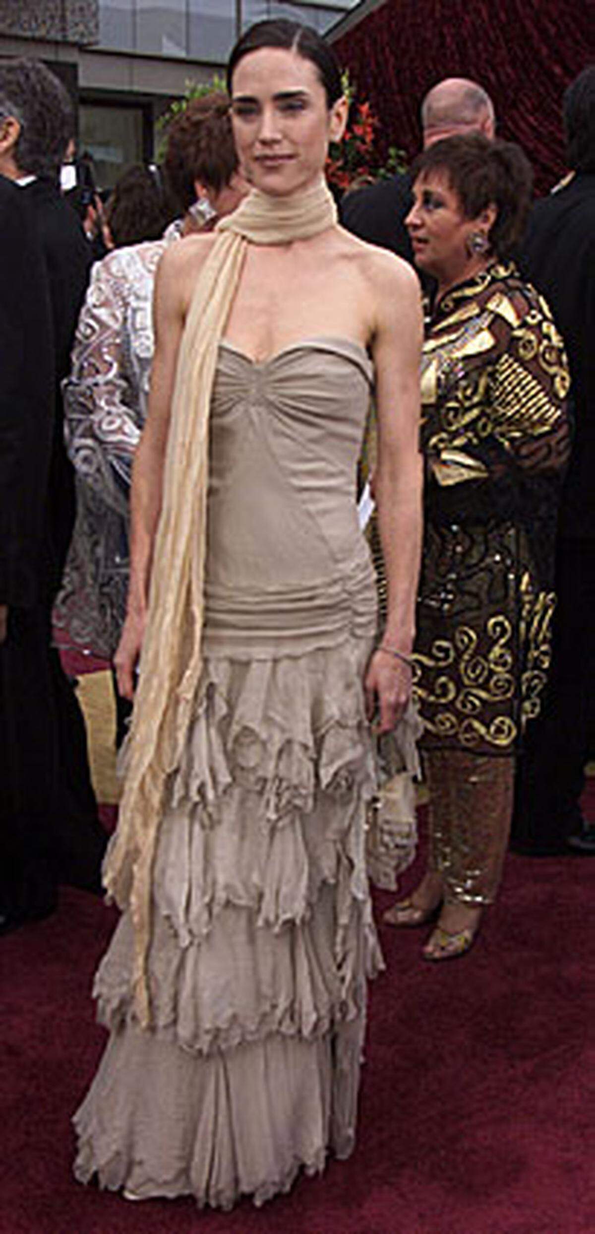 Jennifer Connelly 2002: Schnarch mit Schal und Oscar - in dem Jahr gewann sie für "A Beautiful Mind". Der goldene Mann glänzte an diesem Abend weit mehr als sie.