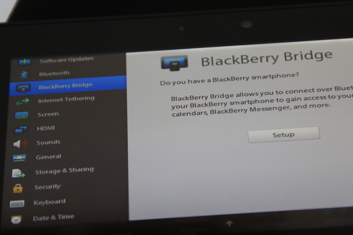 Eine typische Tablet-Funktion glänzt am Playbook jedoch durch Abwesenheit. E-Mails per Push zu empfangen - egal, ob über Hotmail und Co. oder Exchange - ist schlichtweg nicht möglich. Dabei war genau das immer der Trumpf der Blackberrys. Webmail-Accounts können lediglich über den Browser abgerufen werden - ein eigenes Mail-Programm fehlt. RIM setzt hier auf eine Verbindung mit einem Blackberry-Smartphone, über die dann alle Termine, E-Mails und Kontakte aufs Tablet geholt werden, solange die Verbindung aufrecht ist.