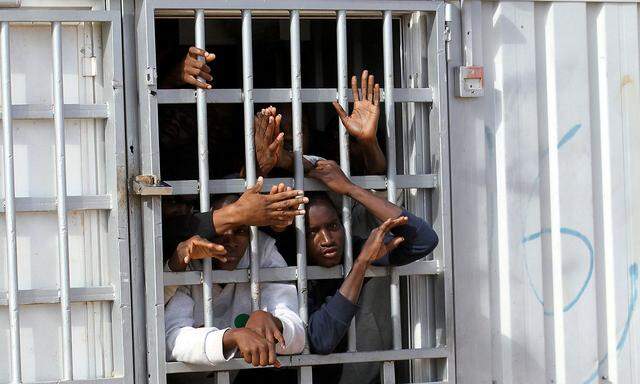 Illegale Migranten in einem Internierungslager in Libyen.