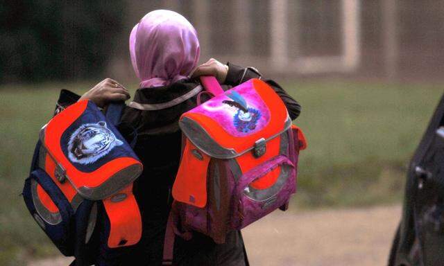 Die Bundesregierung hält am Vorhaben, ein Kopftuchverbot in Volksschulen und Kindergärten umzusetzen, fest. 
