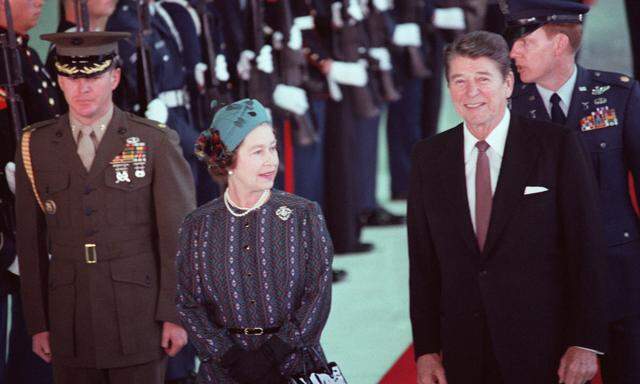 Queen Elizabeth mit Ronald Reagan bei einem USA-Besuch 1983. 