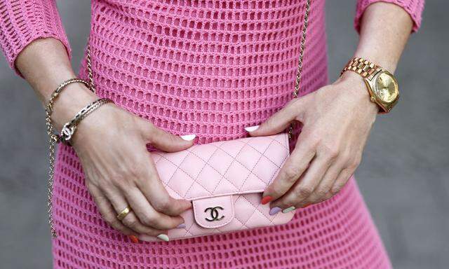 Luxuswaren gelten als krisenresistent: Tamara von Nayhauß mit einer Tasche von Chanel und einer Rolex.