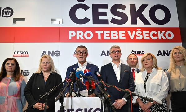 Ein Bild vom 10. Juni. ANO-Chef Andrej Babiš präsentiert im Kreise seiner Kandidaten für das EU-Parlament die Ergebnisse in Tschechien.