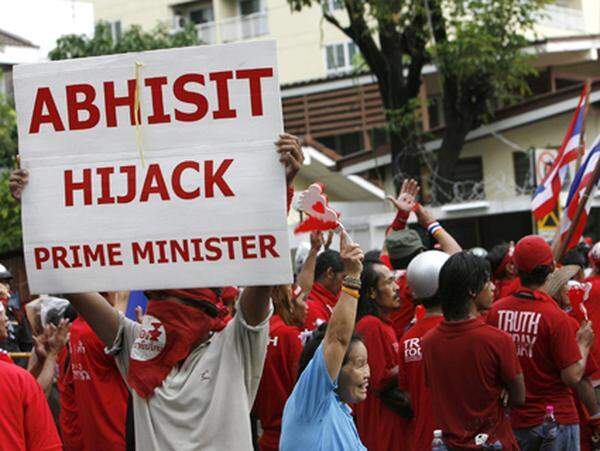 Im April 2009 blockierten die Rothemden den Amtssitz des Ministerpräsidenten sowie wichtige Verkehrsknotenpunkte in der Hauptstadt Bangkok. Zudem stürmten sie einen Gipfel der ASEAN-Staaten in Pattaya. Hunderte Menschen lieferten sich in Bangkok stundenlange Straßenschlachten mit der Armee. Die UDD beschuldigte die Regierung, Unruhestifter engagiert zu haben, um die Stimmung anzuheizen.