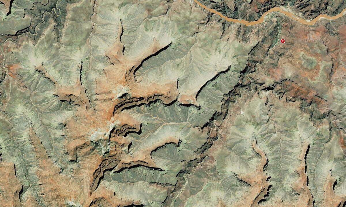 Der Grand Canyon ist bei Touristen eines der beliebtesten Schutzgebiete der USA. Er hat sich über Jahrmillionen im Nordwesten des Bundesstaates Arizona herausgebildet: Über rund 450 Kilometer hat sich der Colorado River in das Colorado-Plateau eingeschnitten und dabei eine Schlucht geschaffen, deren Talsohle bis zu 1800 Meter unter den Plateurändern liegt.