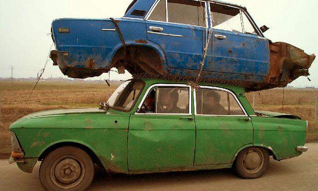 Moskwitsch ist wieder im Kommen: Schnappschuss eines unkonventionellen Autotransports. 