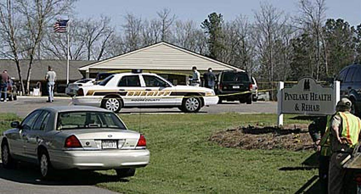 An einem Sonntagvormittag stürmt ein Bewaffneter in ein Pflegeheim in Carthage, North Carolina, und erschießt sieben Alzheimer-Patienten (keiner ist jünger als 78) und einen Pfleger. Beim Schusswechsel mit einem Polizisten wird er verwundet.