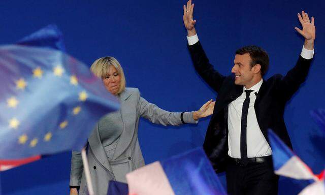 Emmanuel Macron bejubelt den Sieg in der ersten Wahlrunde mit seiner Frau Brigitte Trogneux.