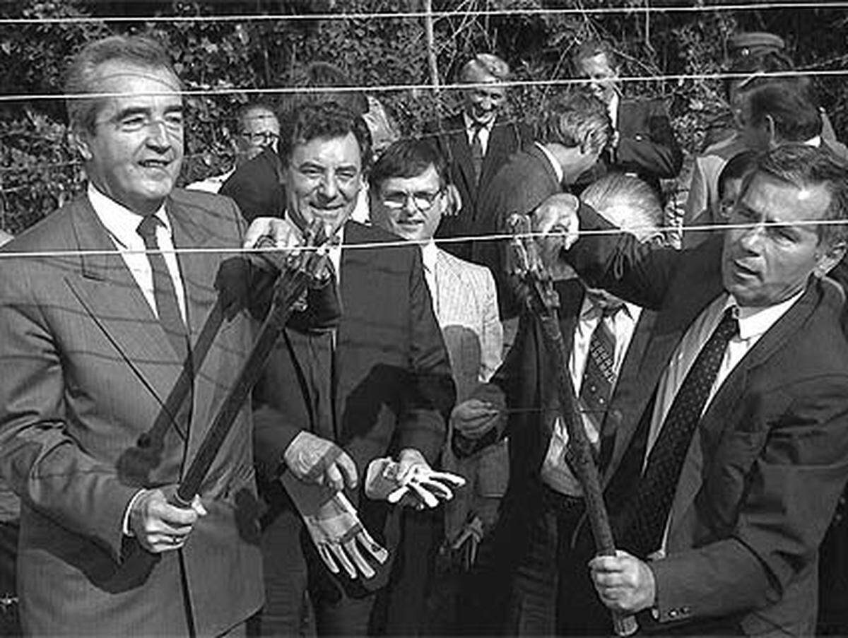 Mock leidet an Parkinson, stritt die Krankheit aber gegenüber der Öffentlichkeit lange ab. Bis 1999 saß Mock noch im Nationalrat, dann ging er in den Ruhestand.  Im Bild: Mock und der ungarische Außenminister Horn durchchneiden im Juni 1989 den "eisernen Vorhang" an der österreichisch-ungarischen Grenze. 