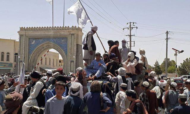 Einmarsch der Taliban. In der afghanischen Großstadt Kandahar im Süden des Landes wehen jetzt die weißen Flaggen der Extremisten. 