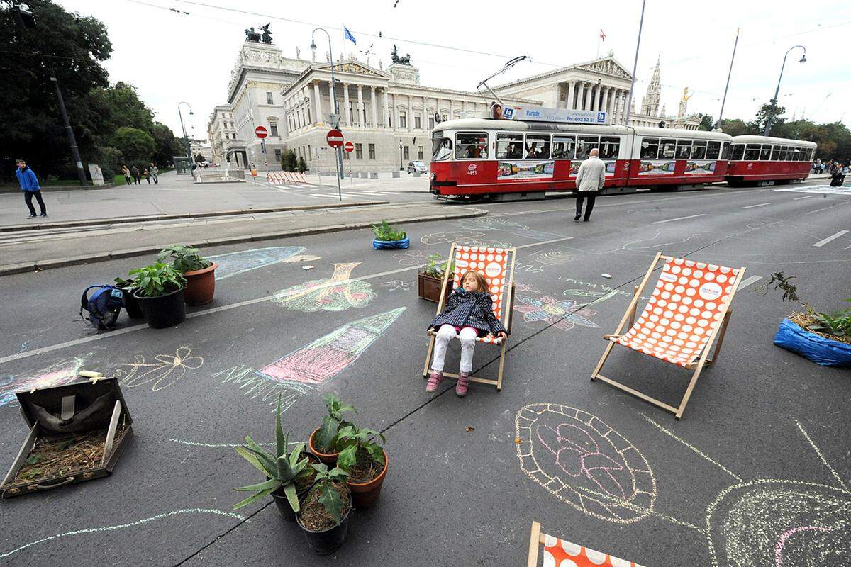 22. September.  "Rasen am Ring" hieß es anlässlich des Autofreien Tags 2012 erneut auf der Ringstraße zwischen Operngasse und dem Parlament. In Liegestühlen konnte man sich auf der Fahrbahn entspannen.