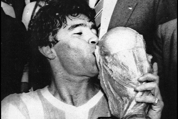Sogar während des Kommunsimus wurde gescherzt: 1988 veröffentlichte die sowjetische Zeitung "Izvestia" den Bericht, dass Weltmeister Diego Maradona in Verhandlungen mit Spartak Moskau stünde. Ganze sechs Millionen Dollar wäre der Argentinier dem Klub wert. Dem Westen war sowjetischer Humor unbekannt und so machte die Meldung schnell die Runde durch die Agenturen.