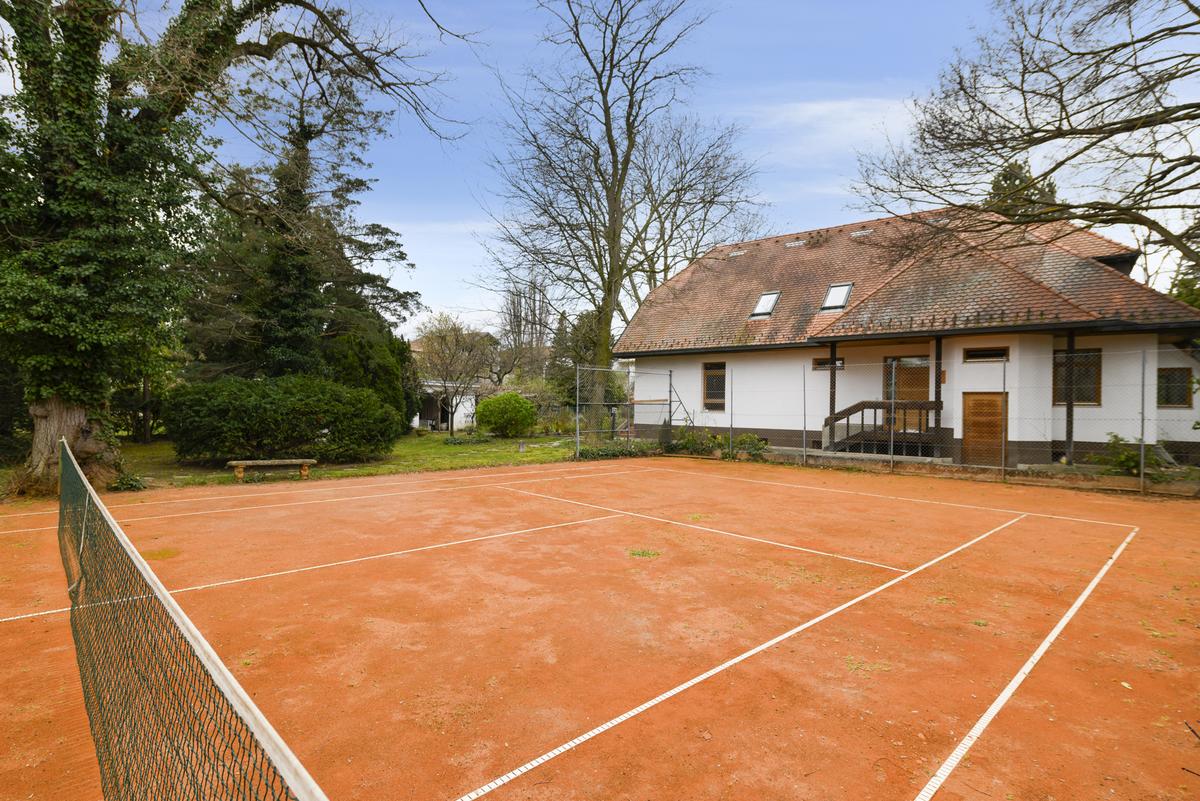 Aktive Erholung auf dem privaten Tennisplatz in Baden.