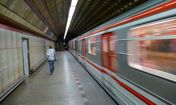 ...auf die U-Bahn umsteigen. Von in der Früh bis spät in die Nacht sind die Fahrer im Einsatz.