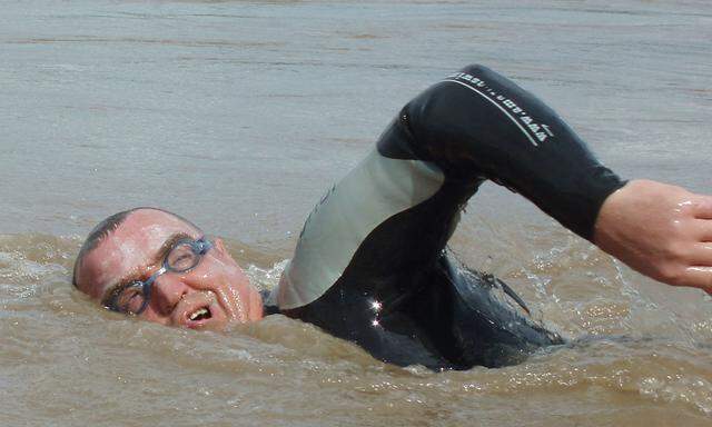 Mann durch Donau schwamm