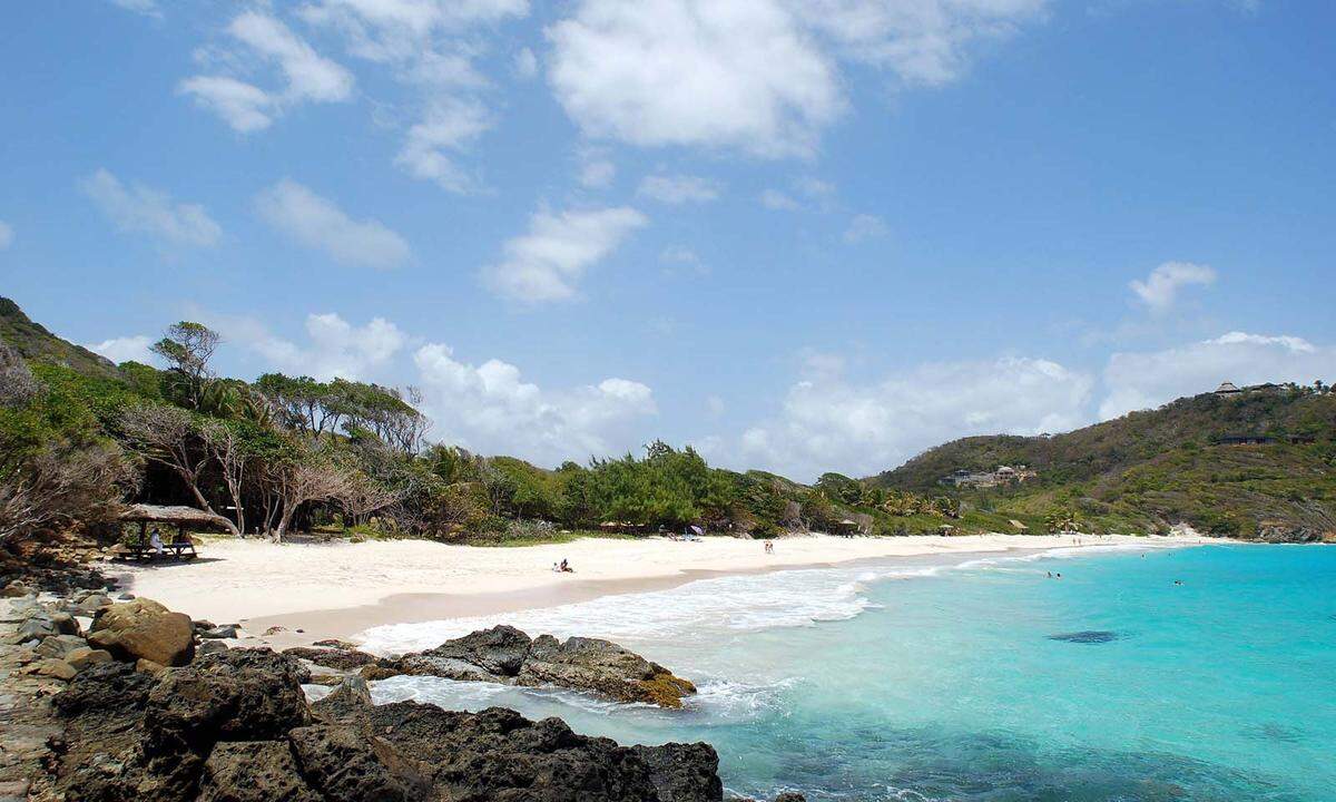 Hübsch anzusehen ist es auf jeden Fall, das Postkartenidyll Mustique. Nicht weniger interessant sind aber auch die Gäste der Karibikinsel. Mustique ist Teil von St. Vincent und den Grenadinen - und sie ist ein beliebtes Ziel von Adeligen wie rotblütigen Stars.