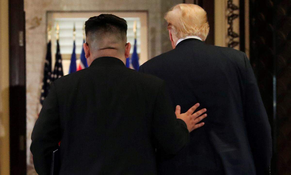 Großes Vertrauen in das Verhandlungsgeschick von US-Präsident Donald Trump und Nordkoreas Machthaber Kim Jong-un hat das US-Thinktank nicht. Zwar verdichten sich die Zeichen auf einen zweiten Gipfel zwischen Trump und Kim. Doch ein halbes Jahr nach dem als historischen Gipfel gefeierten Treffen ist Ernüchterung eingekehrt. Washington beharrt darauf, dass sich Kontrolleure zunächst vor Ort ein Bild von Nordkoreas Atomprogramm machen müssten, bevor es ein weiteres Entgegenkommen geben könne. Kim hingegen behauptet, sein Land habe bereits die ersten Anlagen geschlossen. Frustriert schlug der Machthaber in seiner Neujahrsrede wieder aggressivere Töne an.