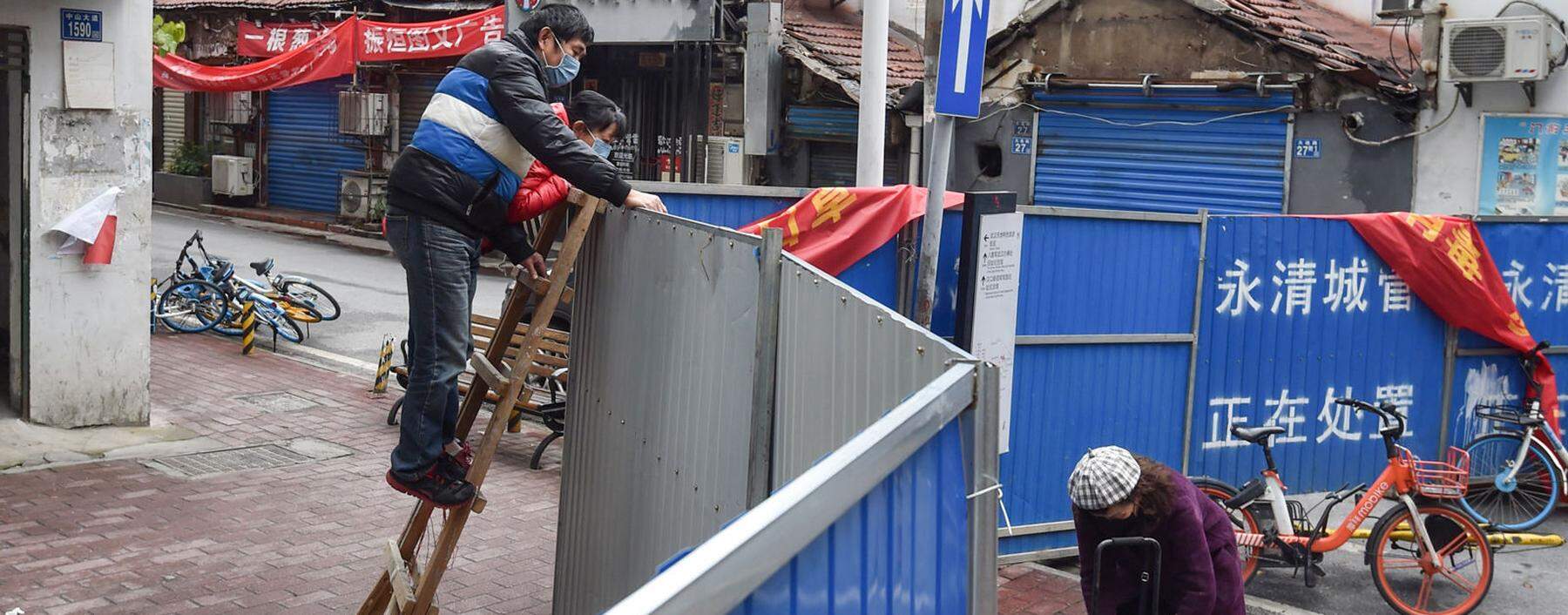 Essenslieferung für die Bewohner einer abgesperrten Straße in Wuhan in der chinesischen Provinz Hubei.