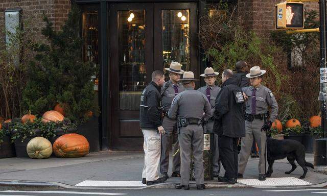 Verdächtige Pakete: Polizisten vor dem Lokal von Robert de Niro in Manhattan.
