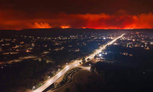 Feuer ist am Horizont von Tenterfield in New South Wales aus zu sehen.