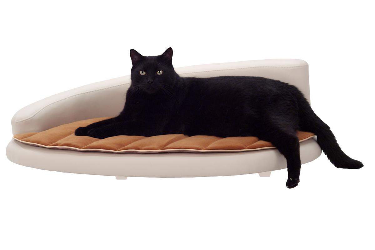 Ein Sofa mit Samtauflage für samtpfotige Katzen: Doppelt samten sind also die Tiermöbel von Petiture, erhältlich in verschiedenen Größen.  Ab 1363 Euro, über www.petiture.com 