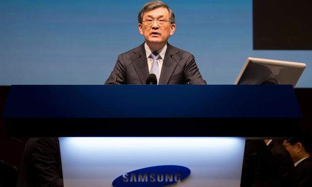 FILE PHOTO: Kwon Oh-Hyun, co-chief executive officer of Samsung Electronics Co., speaks during the company's annual general meeting at the Seocho office building in Seoul, South Korea
