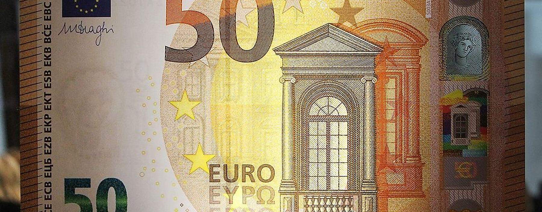 Am 22. April hat die Öesterreichische Nationalbank die neue Fünf-Euro-Banknote (links) präsentiert