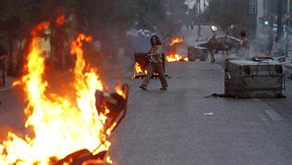 Vor der israelischen Botschaft in Athen demonstrierten rund 2500 Menschen, ...