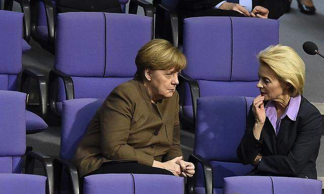 Bundeskanzlerin Merkel und Verteidigungsministerin von der Leyen beraten über einen möglichen Syrien-Einsatz der deutschen Bundeswehr.