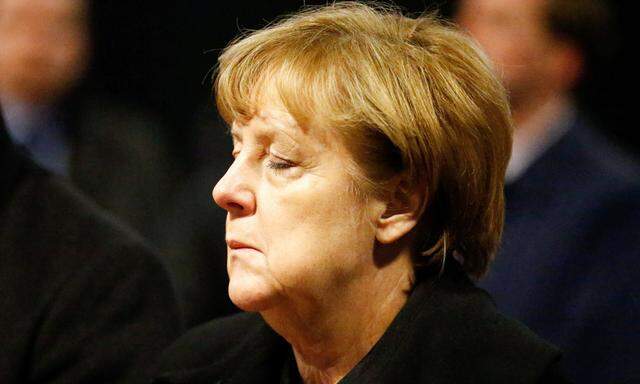  Angela Merkel im stillen Andenken an die Opfer des jüngsten Attentats auf dem Weihnachtsmarkt vor der Kaiser-Wilhelm-Gedächtniskirche.