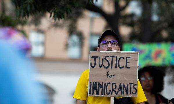 Nach dem Fund eines abgestellten Lkw-Anhängers mit eingeschlossenen Migranten in Texas ist die Zahl der Todesopfer auf 53 gestiegen. 