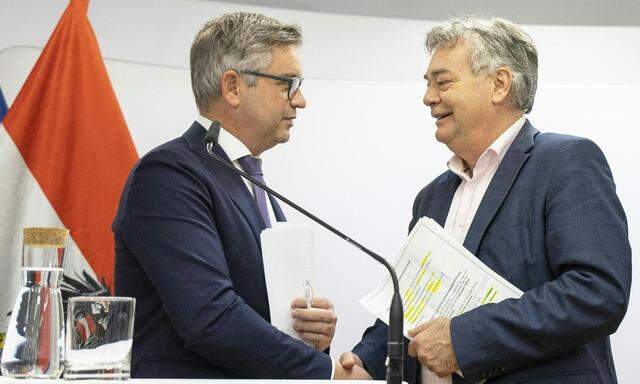 Einig und zufrieden: Finanzminister Magnus Brunner (ÖVP, l.) und Vizekanzler Werner Kogler (Grüne).