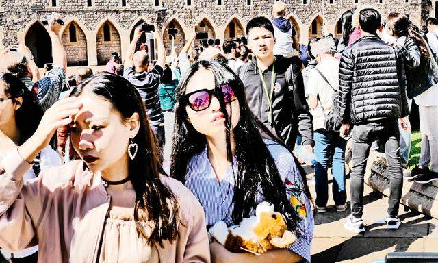 Chinesische Touristen mit ihrer kaum ausgeprägten Individualisierung stoßen in Europa oft auf Ablehnung oder Hohn.