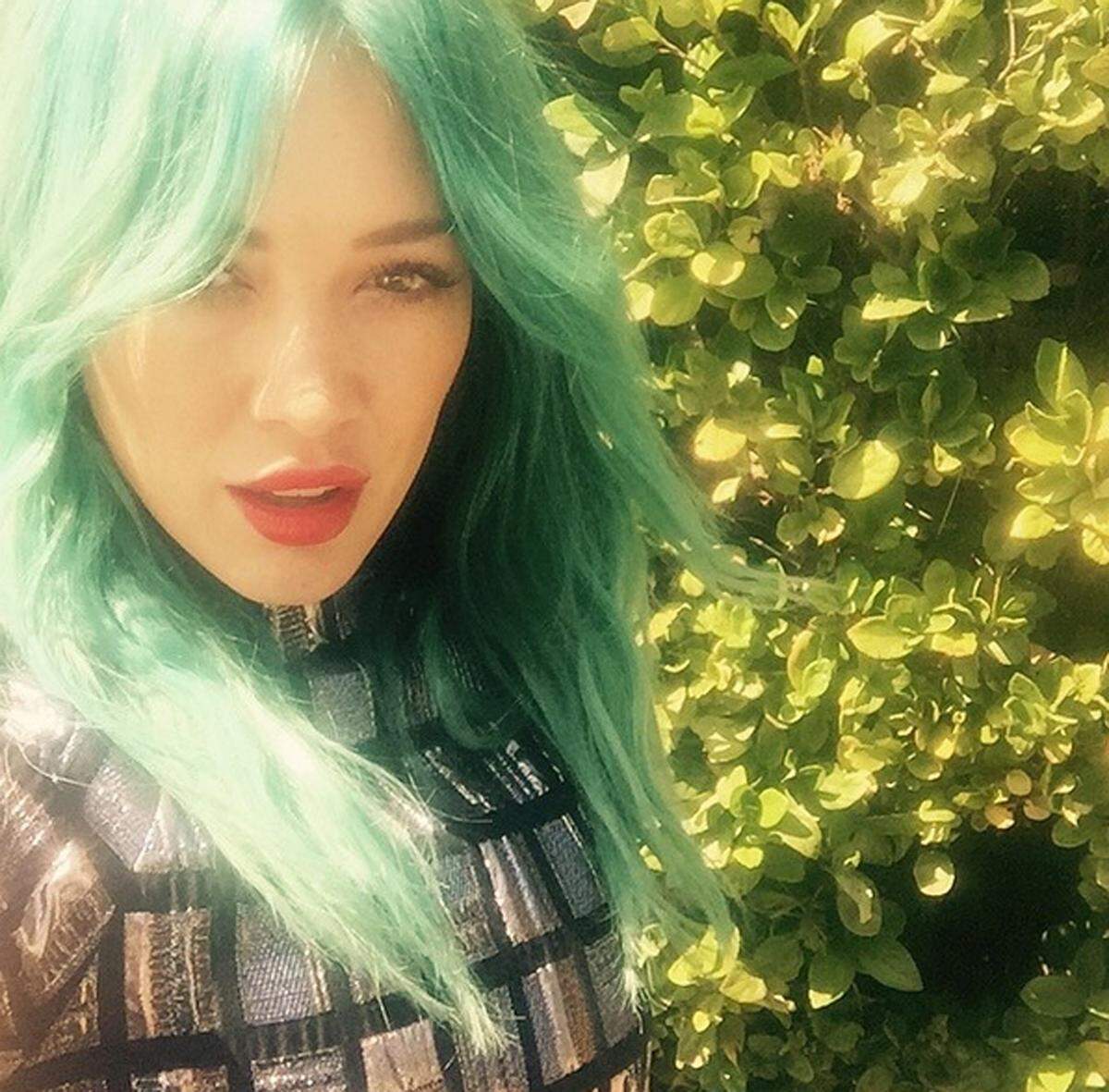 Hilary Duff ließ sich ihre Haare in einem türkisen Ton färben.