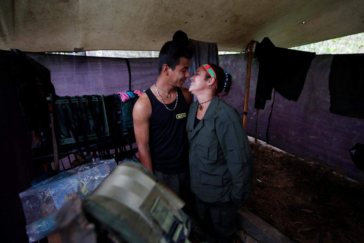 Für Yeimi und Sebastian, ein Paar aus der 51. Einheit der FARC, bedeutet das, aus dem Schatten des Guerilla-Lebens zu treten.