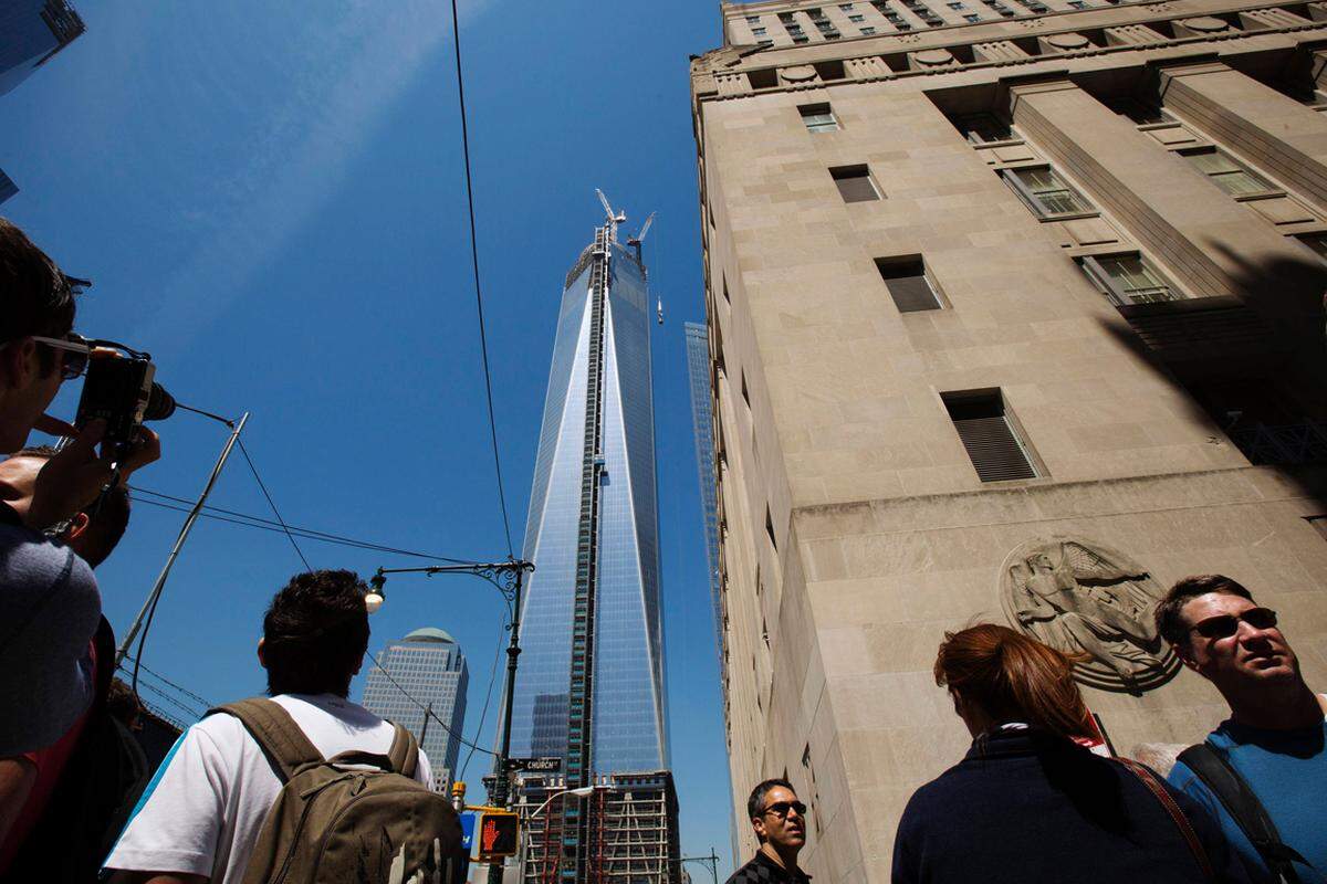 Wenn die mehr als 100 Meter hohe Stahlspitze steht, ist der Wolkenkratzer mit seinen 1776 Fuß, nach dem Jahr der Unabhängigkeitserklärung der USA, nicht nur das höchste Gebäude der USA. Die 541 Meter machen den Turm in Südmanhattan auch zum drittgrößten Bauwerk der Welt.