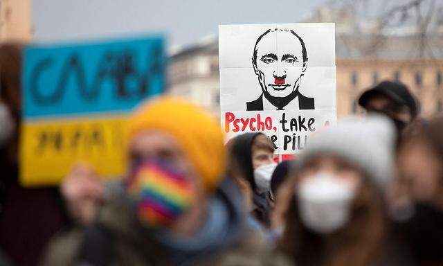 Bei einer Demo in Wien drücken die Teilnehmer ihre Gefühle für den russischen Präsidenten aus (Archivbild).
