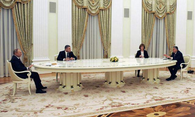 Orbán (re.) im Gespräche mit Putin (li.) in Moskau.