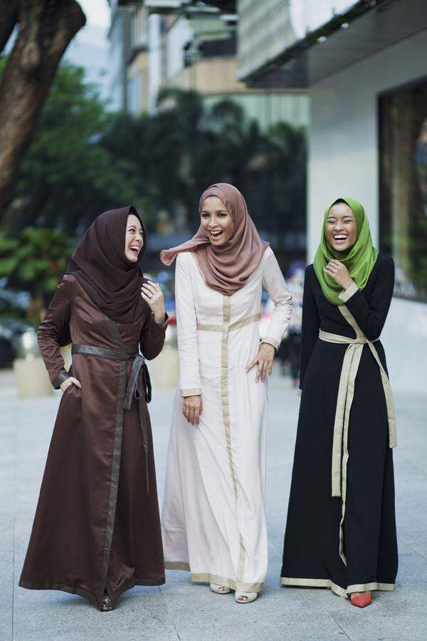 Aber nicht nur diese großen Designer werden vorgestellt, sondern auch Mode von Designern aus dem Mittleren Osten, der Türkei oder Indonesien, die alle einen ganz eigenen Zugang zur muslimischen Mode haben. LANGSTON HUES (b. 1988, United States)Love to Dress, Kuala Lumpur, Malaysia, from Modest Street Fashion vol. 1 2014.