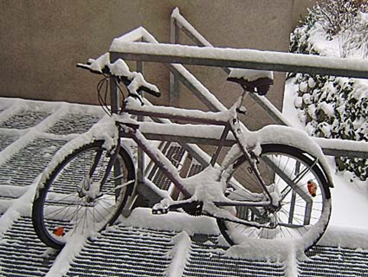 Radfahrer waren kaum auf den Straßen anzutreffen - kein Wunder, die Räder waren tief verschneit.