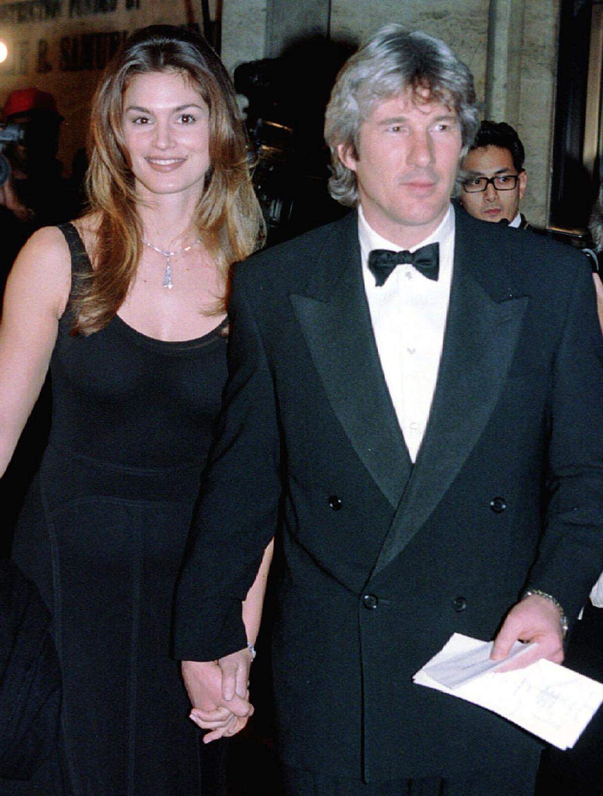 In diesem Jahr wurde die Auszeichnung, den größten Sexappeal zu versprühen, einem Paar zuteil: Richard Gere und Cindy Crawford.  1994 wurde kein ''Sexiest Man Alive'' gewählt - ob aus mangelden Angebot oder organisatorischen Gründen ist nicht bekannt.
