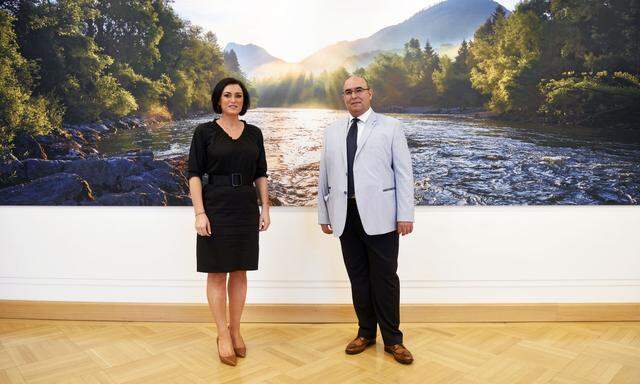Tourismusministerin Elisabeth Köstinger (ÖVP) mit dem Wiener Stadthotelier Dimitrij Simulevski. 