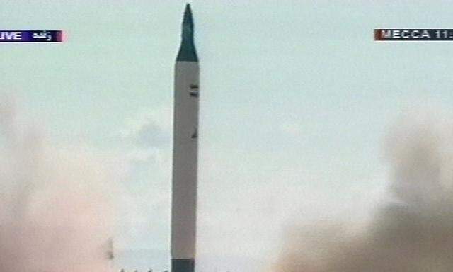 Iran testet Raketen und präsentiert Drohne