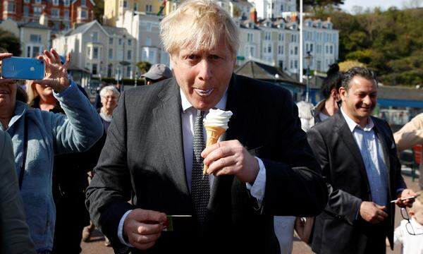 Boris Johnson beim Eisessen in Llandudno bei einem Besuch in Wales im April 2021.