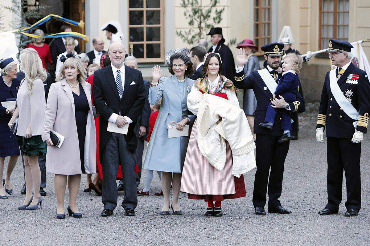 Und Prinzessin Sofias Mutter Marie Hellqvist (1. v. l.) erinnerte mit ihrem schwarzen Fascinator etwas zu sehr an Disneys Minnie Mouse. Opa Erik Hellqvist (2. v. l.), der 2014 auf der Hochzeit seiner Tochter mit Prinz Carl Philip mit seiner Hochzeitsansprache das ganze Land rührte, trug eine sehr schöne Krawatte und sah auch ansonsten hochsympathisch auf. Die königlichen Schwiegereltern erschienen tauferprobt.