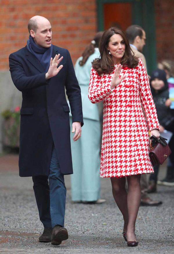 Mit diesem Mantel konnte sie keiner übersehen, der auffällige Mantel von Catherine Walker versteckt ein Kleid von Alexander McQueen. Und die kleine Chanel beißt sich farblich.