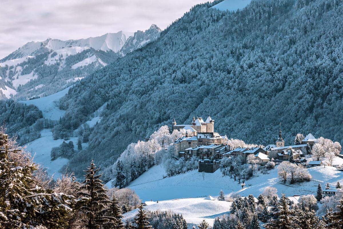 Oft verstärkt der Schnee die landschaftlichen Reize noch: die architektonischen Ensembles, die Geländeformen. Traumschön zeigt sich die Schweiz unter dem Weiß, und man muss dazu nicht einmal Ski fahren. Hier: die historische Stadt Gruyères in der Region Fribourg. www.myszwitzerland.com