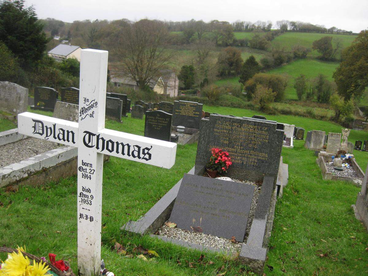 Im Strandörtchen Laugharne, nahe vom Boat House, wo die Familie Thomas 1949-53 lebte und wo Dylan in einer Holzklause auf dem Felsen dichtete, liegt sein Grabmal auf einem Hügel, bei der Kirche St. Martins: ein schlichtes weißes Kreuz. Nicht weit davon liegt seine Frau und Trinkkumpanin Caitlin (1913-1994), die unter den Besonderheiten des kleinen, komplizierten und polygamen Dichters litt, aber dabei ihren Humor nie verlor, wovon ihr Erinnerungs-Buch “Leftover Life to kill” (1957, auf Deutsch “Riss im Himmel quer”) zeugt. St. Martin´s ist sicher einer der traurigsten Orte in Wales, und vielleicht der ruhigste.